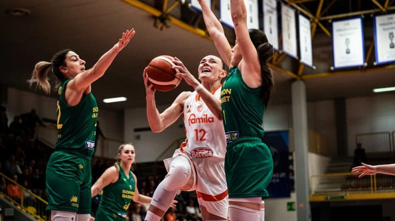 Anete Šteinberga un Jeļena Brūksa-Milovanoviča. Foto: EuroLeague Women