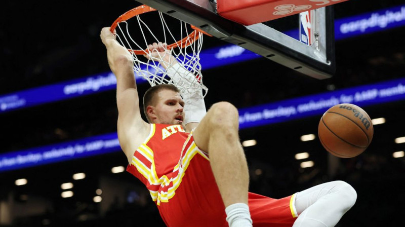 Kristaps Porziņģis triec bumbu no augšas Ņujorkā. Foto. AFP. Scanpix