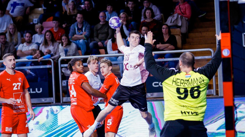 Latvijas valstsvienības debitants uzbrukumā spēlē Luksemburgā. Foto: Fédération Luxembourgeoise de Handball (FLH)