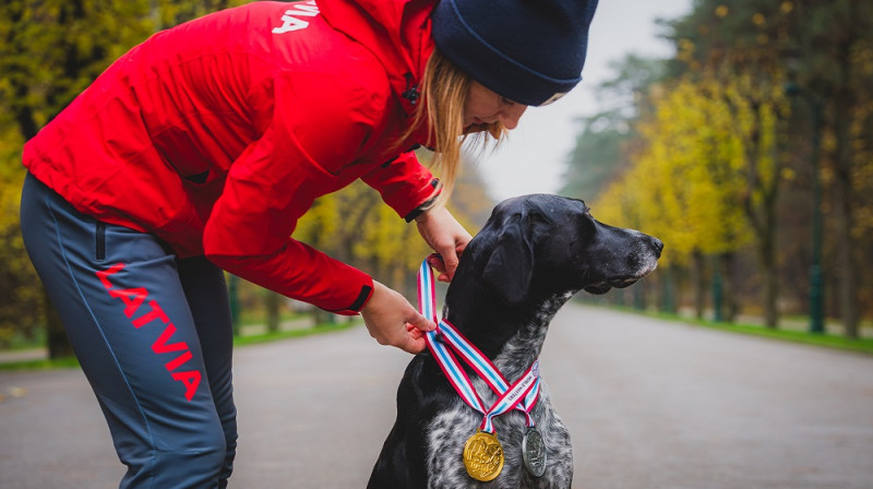 Pasaules čempione kanikrosā Gunda Šabanova ar Thoru. Foto: Valsts policija/Artūrs Blomkalns.