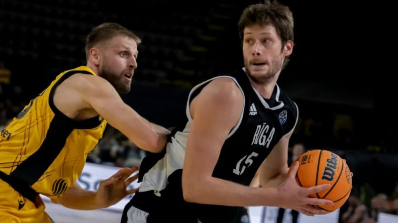 Rostislavs Novickis ar bumbu Foto: FIBA