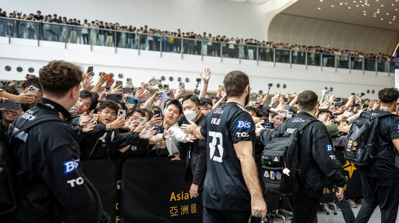 Mareks YEKINDAR Gaļinskis (pa kreisi) kopā ar komandu tiek sagaidīti, ierodamies Honkongas spēļu arēnā. Foto: HLTV