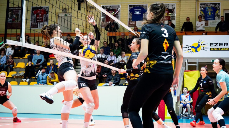 Daugavpilietes gūst punktu cīņā pret RVS/LU. Foto: Margarita Vigule/Gorod.lv