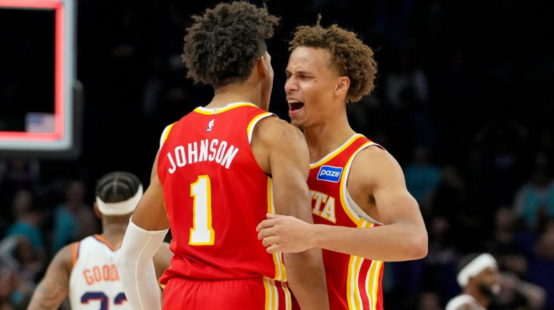 Džeilens Džonsons un Deisons Daniels. Foto. AP. Scanpix