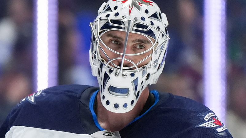 Vinipegas "Jets" vārtsargs Konors Helebaks. Foto: THE CANADIAN PRESS/Darryl Dyck