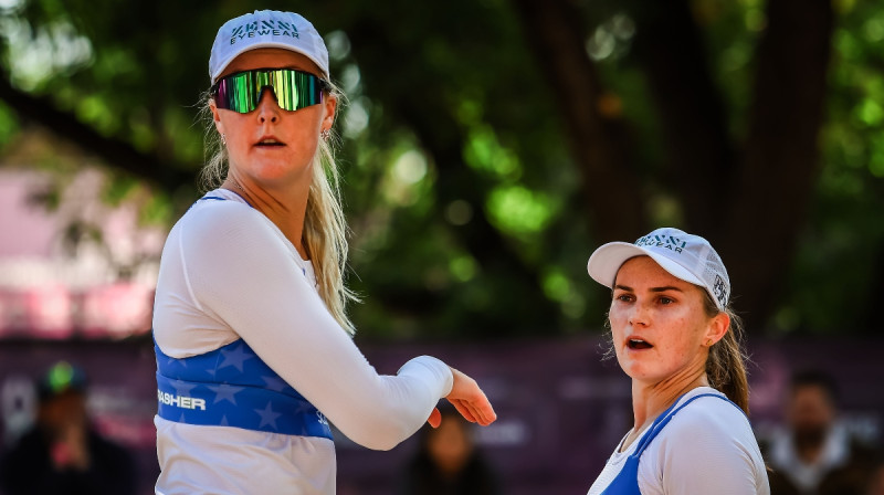 Terina Brešere un Kristena Nasa. Foto: volleyballworld.com