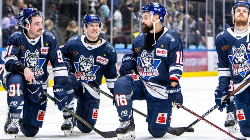 Kaspars Daugaviņš ar komandas biedriem. Foto: Sascha Schardt/EC Kassel Huskies