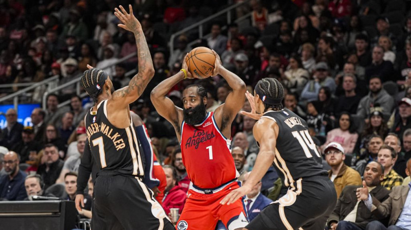 Džeimss Hārdens starp Atlantas spēlētājiem. Foto. AP. Scanpix