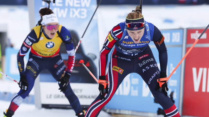 Mārena Kirkeide sezonas pirmajā masu startā cīņā par uzvaru pārspēja Lū Žanmonno. Foto: IBU