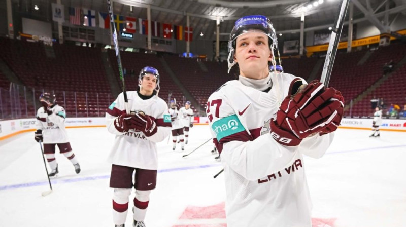 Markuss Sieradzkis (tuvplānā) Foto: IIHF