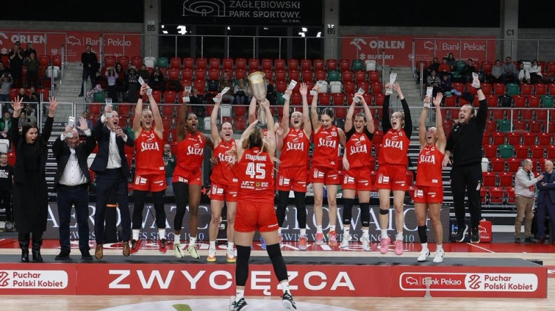 Digna Strautmane 2026. gada 11. janvārī paceļ Polijas kausu. Foto: Sleza Wroclaw