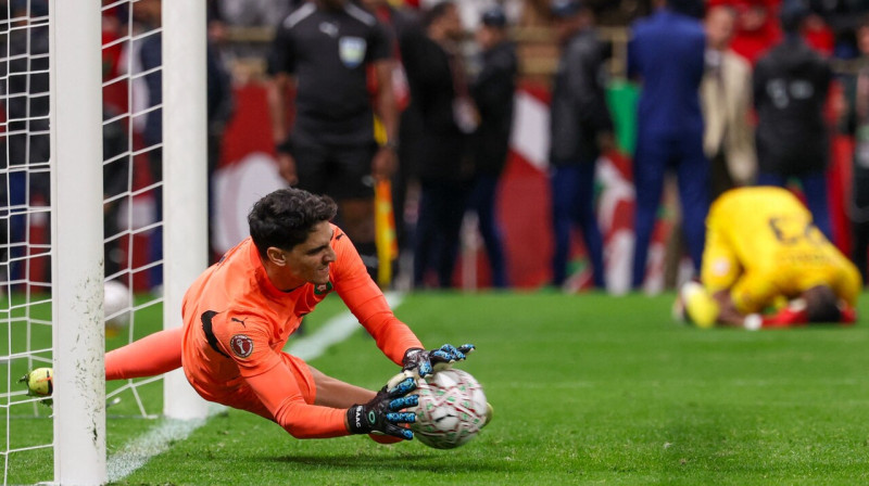Marokas valstsvienības vārtsargs Bono atvaira nigērieša Semjuela Čukvuezī 11 metru sitienu Āfrikas Nāciju kausa pusfinālā Rabātā. 
Foto: Franck Fife/AFP/Scanpix