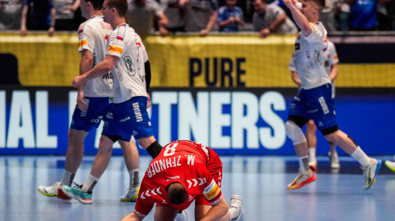 Fērieši laimīgi, šveicieši – drūmi pēc neizšķirta savstarpējā cīņā Eiropas meistarsacīkšu finālturnīrā. Foto: Cornelius Poppe/NTB/AFP/Scanpix