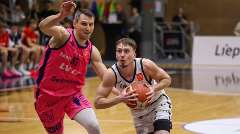 Deniss Krestiņins aizsardzībā pret Emīlu Krūmiņu. Foto: Ģirts Gertsons