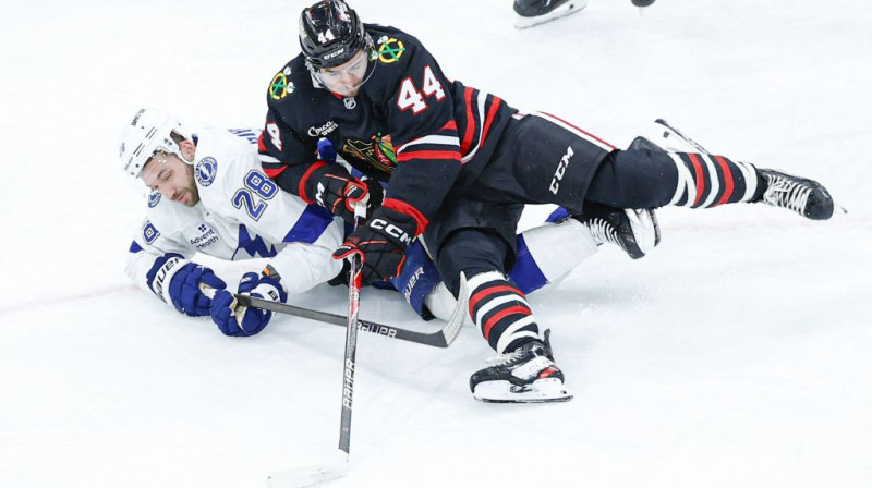 Zemgus Girgensons ciņā ar Vaetu Keizeru. Foto. AP. Scanpix