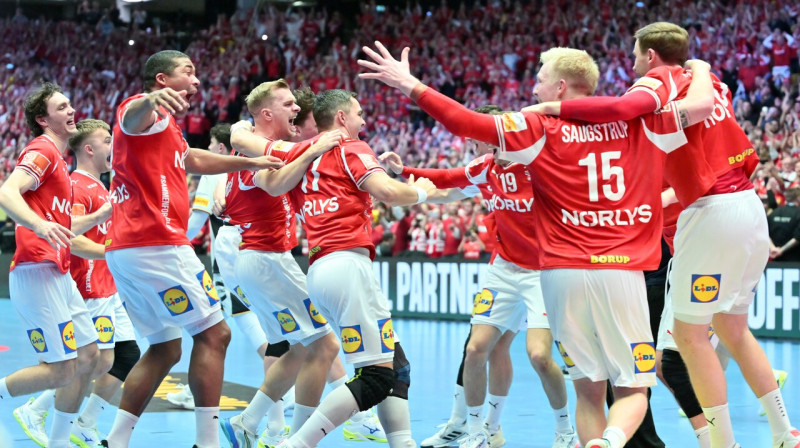 Dānijas handbolisti līksmo par triumfu 2026. gada Eiropas meistarsacīkstēs. Foto: Sina Schuldt/DPA/Picture-Alliance/Scanpix