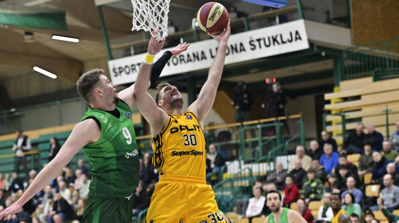 Krišs Helmanis aizsardzībā pret Splitas kluba aizsargu Zoranu Dragiču. Foto: Drago Perko/Košarka.si