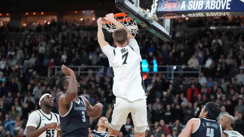Stefans Vākss uzbrukumā. Foto: Providence College Athletics