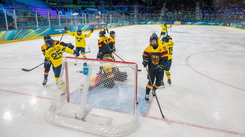 Zviedrijas valstsvienības vārtu guvuma mirklis cīņā pret Vācijas hokejistēm Milānā. Foto: Federico Manoni/Zumapress.com/Scanpix