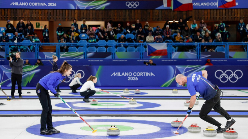 Olimpiskais kērlings Kortīnā: trīs spēles vienlaikus. Foto: Odd Andersen/AFP/Scanpix