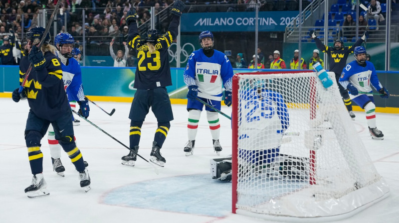 Zviedrijas hokejistes gūst vārtus pret Itālijas valstsvienību. Foto: Hassan Ammar/AP/Scanpix