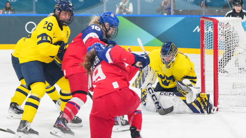 Čehietes šovakar meta bieži, taču Zviedrijas aizsardzības vaļņi palika nepārvarēti. Foto: Andrea Cardin/IIHF