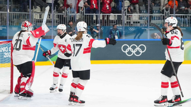 Šveices valstsvienības hokejistes pēc Milānas olimpisko spēļu pusfināla sasniegšanas. Foto: Andrea Cardin/IIHF