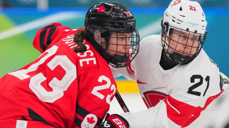 Kanādiešu aizsardze Erīna Embrouza aci pret aci pret šveiciešu uzbrucēju Rāheli Encleri. Foto: Andrea Cardin/IIHF