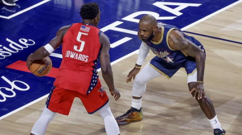 Entonijs Edvardss pret Lebronu Džeimsu. Foto: EPA/Scanpix