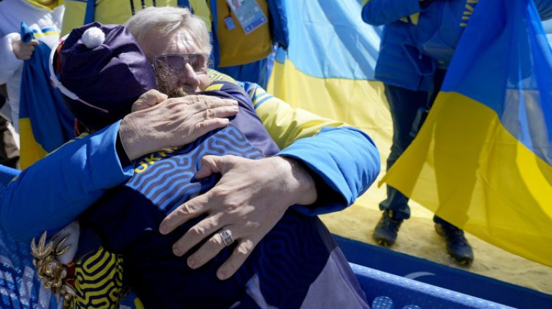 Valerijs Šuškevičs apskauj Pekinas paralimpisko spēļu čempioni Irinu Buju. Foto: AP/Scanpix