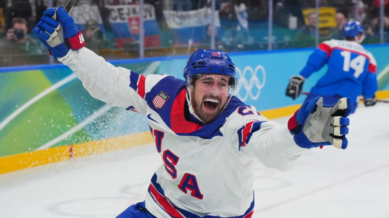 Amerikānis Dilans Larkins pēc vārtu guvuma olimpiskajā pusfinālā. Foto: André Ringuette/IIHF