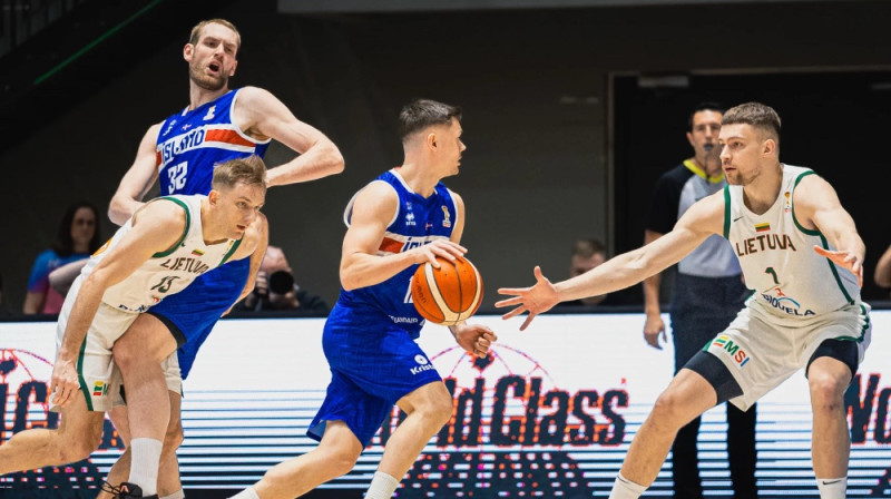 Elvars Fridriksons dodas uz Lietuvas grozu. Foto: FIBA