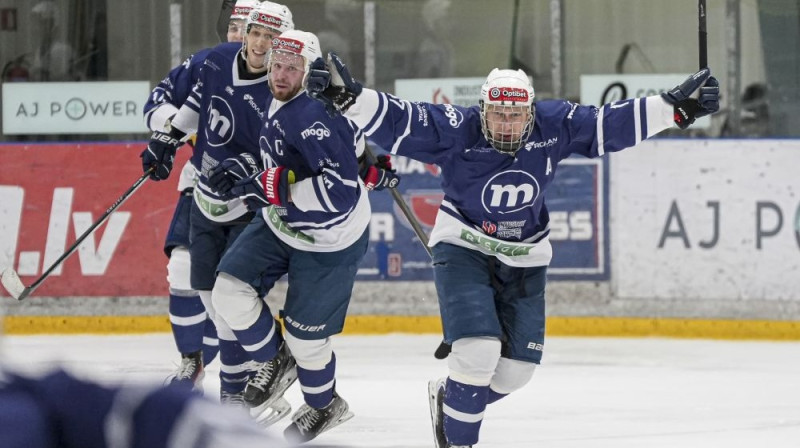 Elviss Želubovskis metas vēsturiskā vārtu guvuma svinībās Foto: Latvijas Hokeja federācija
