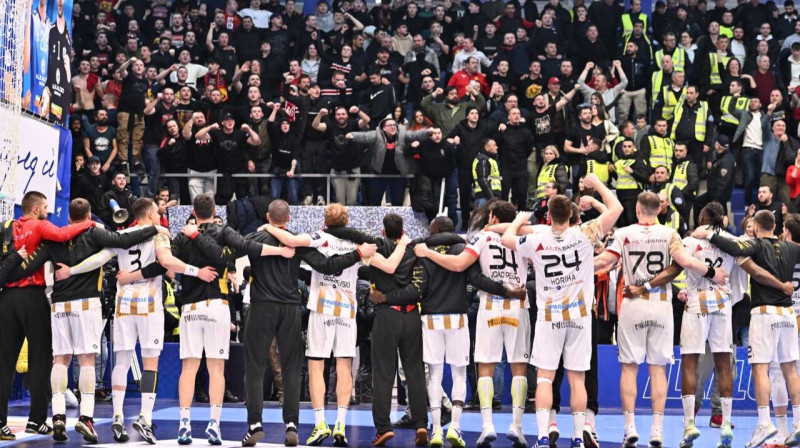 Skopjes "Vardar" rokasbumbas komanda ar līdzjutējiem. Foto: RK Vardar 1961