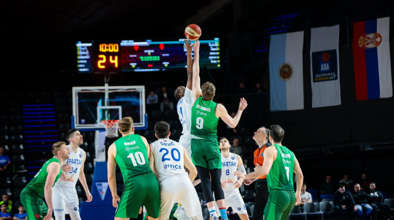 Krišs Helmanis centra iemetienā Suboticā. Foto: Aleksandar Šećerov/KK Spartak Subotica