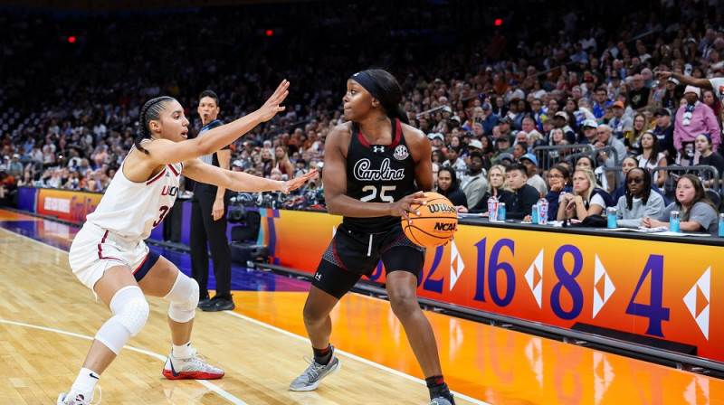 Ezi Fada un Reivena Džonsone 2026. gada 3. aprīlī. Foto: South Carolina WBB