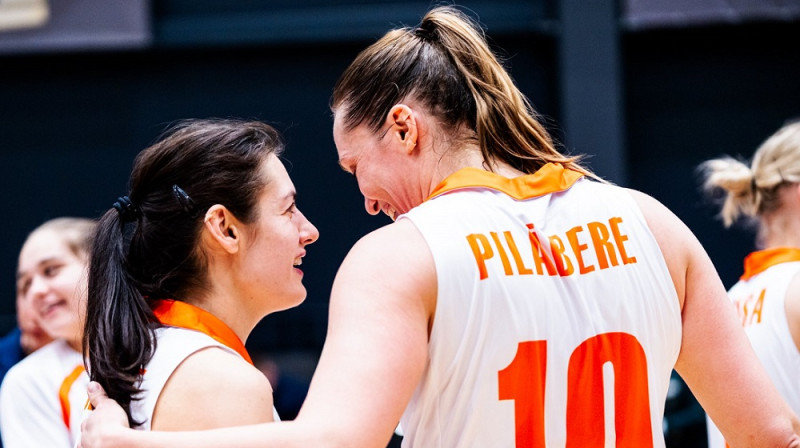 Ieva Pulvere un Karlīne Pilābere 2026. gada 3. aprīlī. Foto: Kamile Linkevičiūte