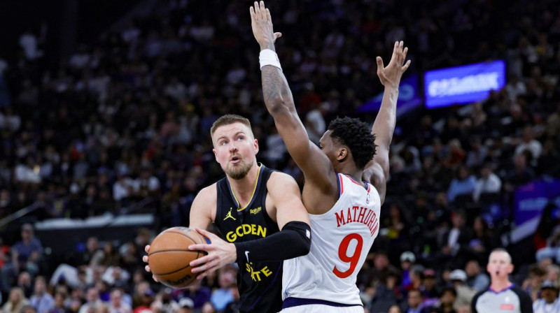 Kristaps Porziņģis un Benedikts Maturins. Foto. AFP. Scanpix