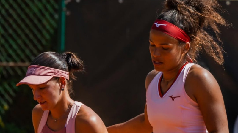 Darja Semeņistaja un Naima Karamoko. Foto: @naima_ka / WTA 125 Oeiras