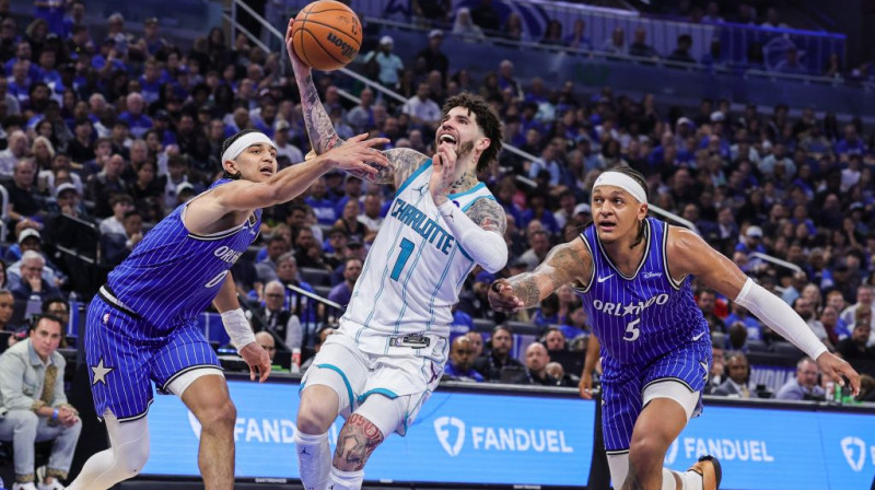 Orlando basketbolisti cenšas apturēt Lamelo Bolu. Foto. AP. Scanpix