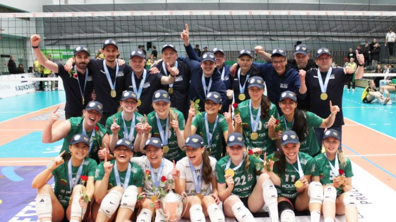 Megija Dambrehte (#22) ar komandu. Foto: Kuusamon Pallo-Karhut - Mestaruusliiga