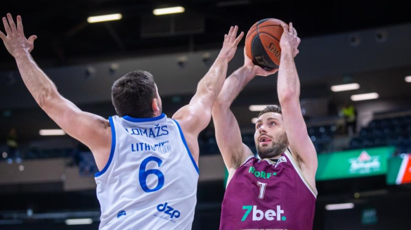 Rihards Lomažs aizsardzībā pret Kristianu Kulamē. Foto: Rokas Lukoševičius/LKL