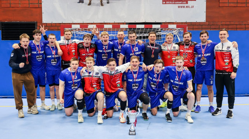 "HK Ogre" ar bronzas medaļām un kausu par 3. vietu. Foto: Ritvars Raits