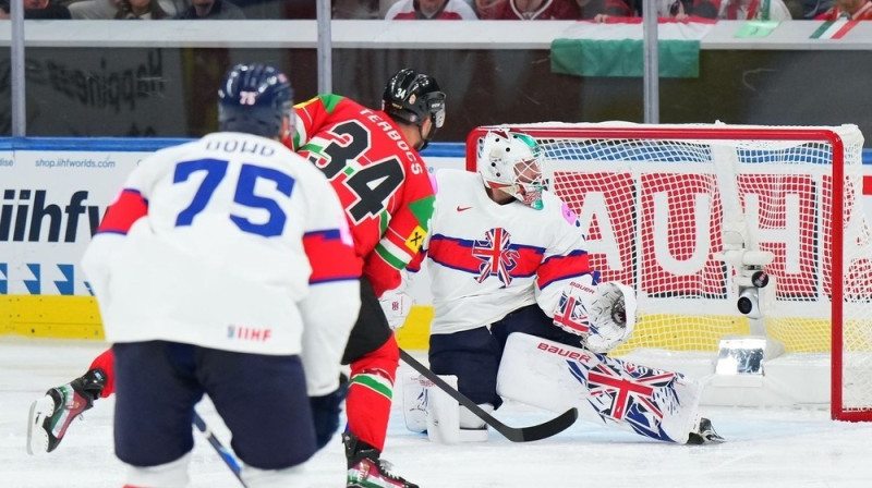 Ungārijas izlases uzbrucējs Ištvans Terbočs gūst vārtus spēlē pret Lielbritāniju. Foto: Andre Ringuette/IIHF