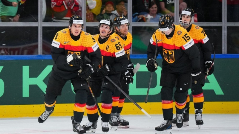 Vācijas izlases aizsargs Leons Gavanke ar komandas biedriem. Foto: Andre Ringuette/IIHF
