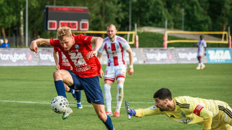 Danijels Petkovičs uzdāvina vārtus Tomāšam Ratajam. Foto: Ruslans Antropovs