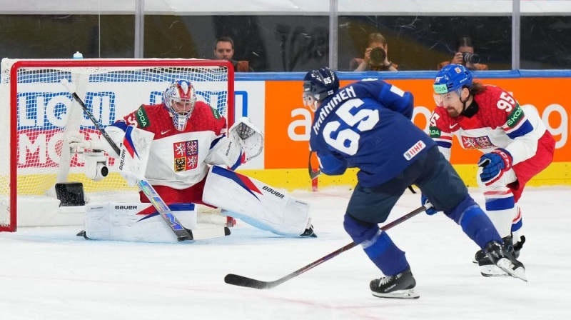 Somijas izlases uzbrucējs Sakari Maninens gūst vārtus pasaules čempionāta ceturtdaļfināla spēlē. Foto:  Andre Ringuette/IIHF