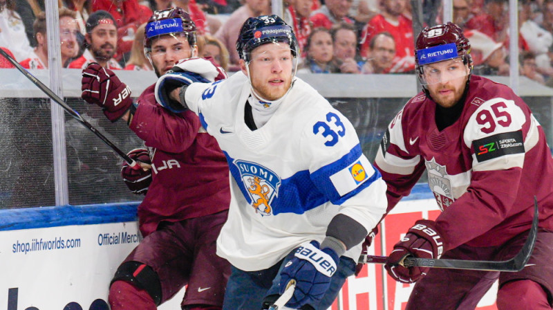 Nikolass Matinpalo cīņā ar Latvijas hokejistiem. Foto: Ansis Ancovs