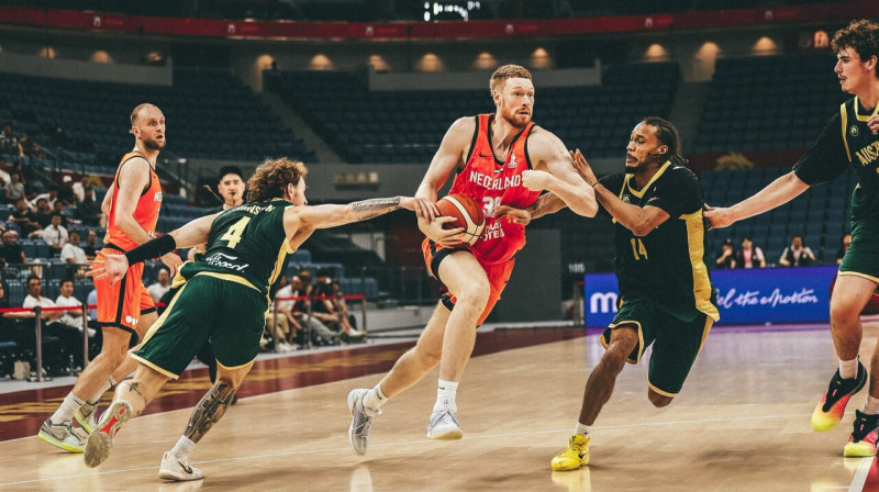 Nīderlandiešu centrs Sems Hurmans uzbrukumā cīņā pret Austrālijas valstsvienību. Foto: Basketball Nederland