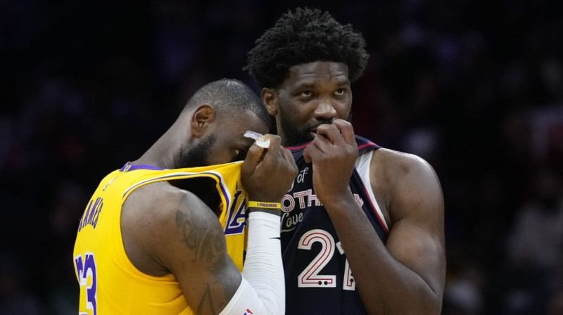 Lebrons Džeimss un Džoels Embīds. Foto. AP.Scanpix